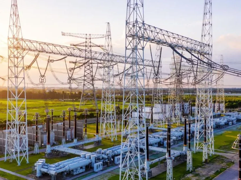 vista-panoramica-de-subestacao-de-energia-com-horizonte-ao-fundo